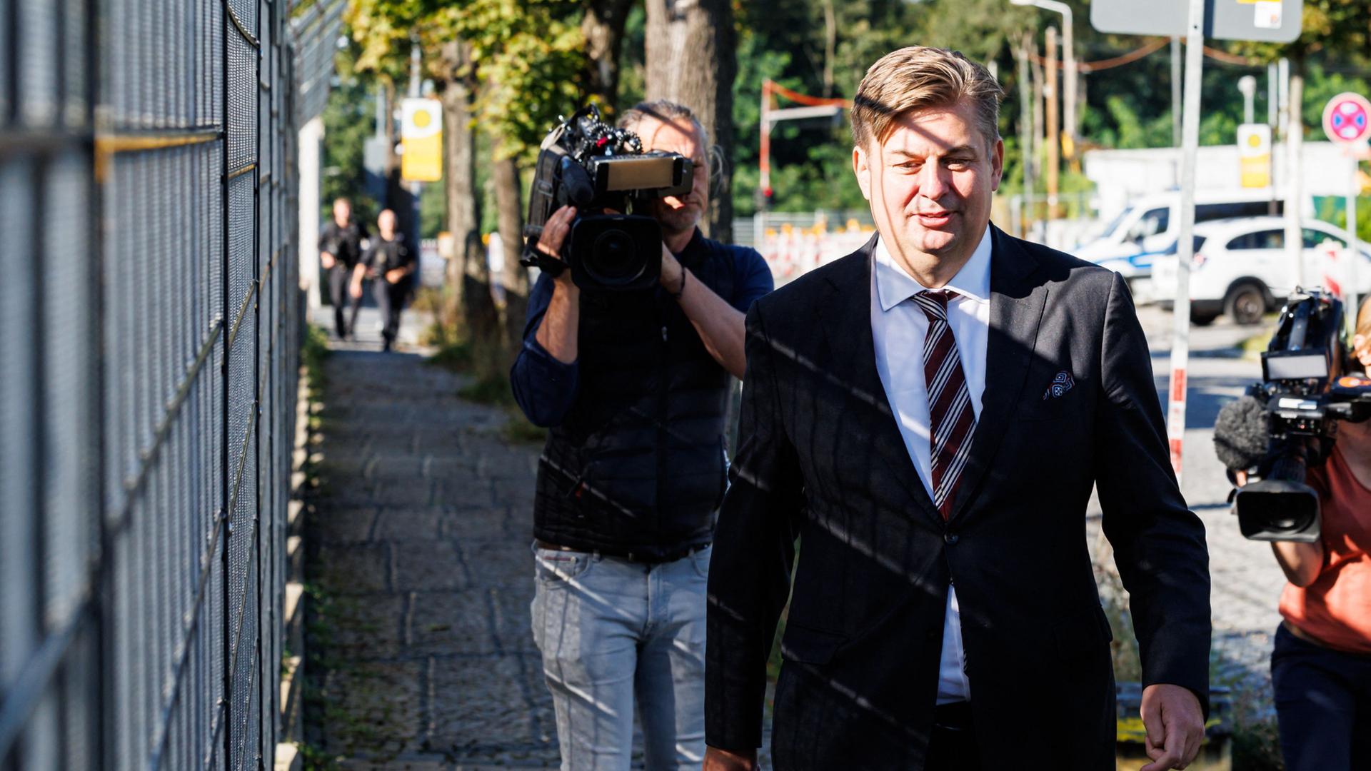 AfD-Politiker Krah auf dem Weg ins Gericht in Dresden | AFP