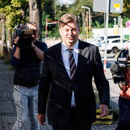 Maximilian Krah auf dem Weg ins Gericht in Dresden.