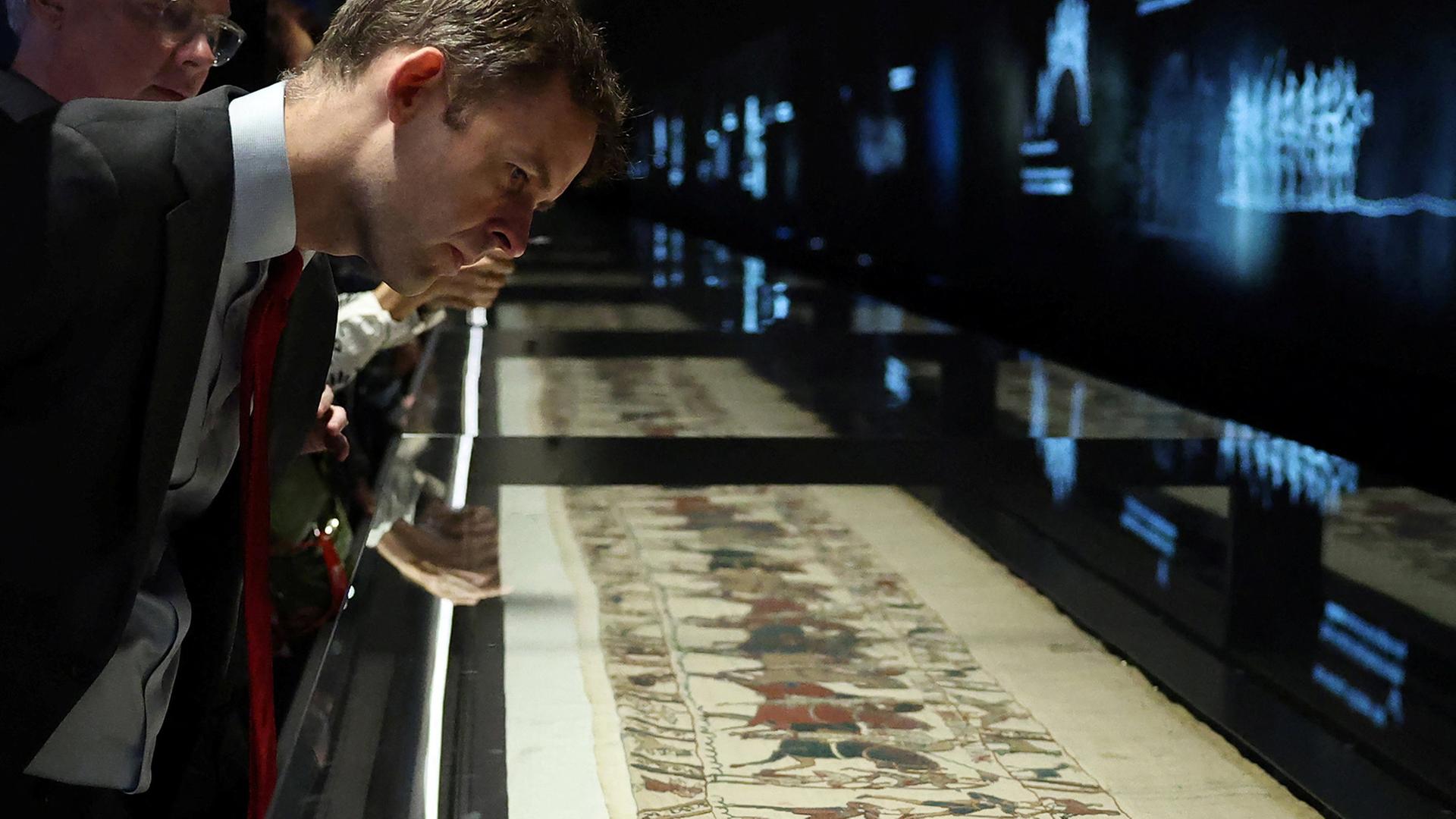 Historischer Teppich in Londoner Museum zieht Menschenmassen an