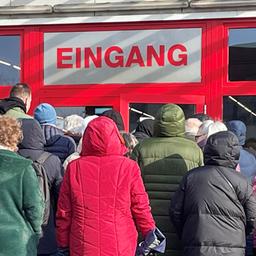 Menschen stehen vor dem Sozialkaufhaus "Warenkorb" in Speyer Schlange