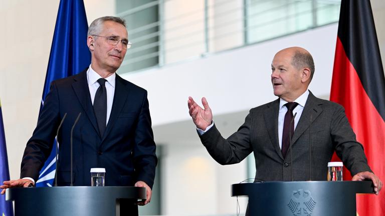 Jens Stoltenberg (links) und Olaf Scholz an Sprechpulten in Berlin