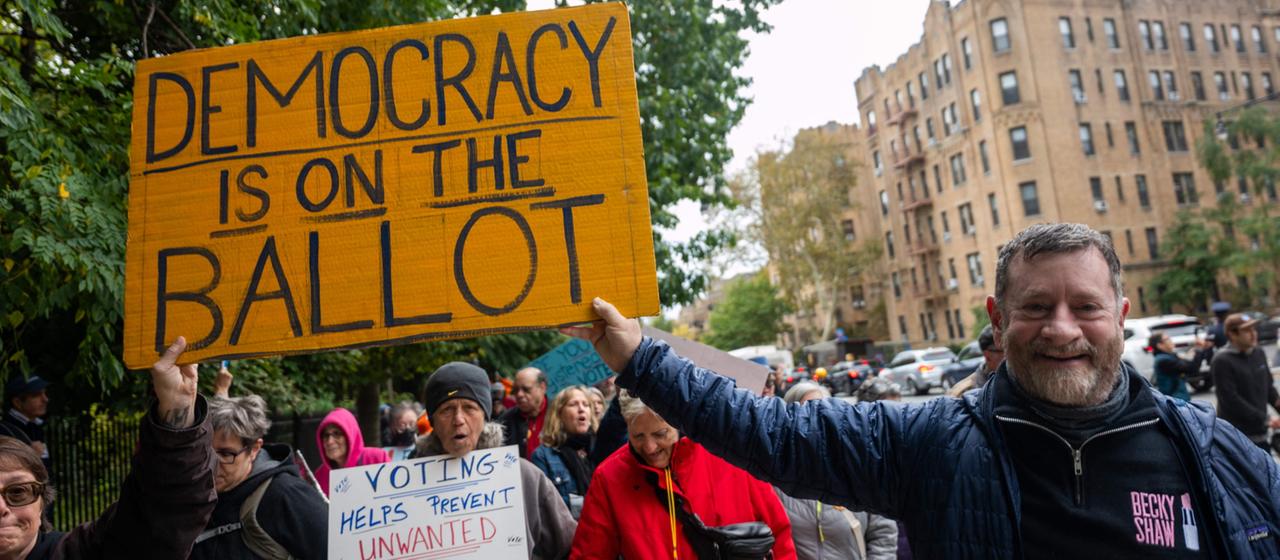 Hunderte Demonstranten nehmen an einer "No Kings"-Kundgebung im New Yorker Stadtteil Brooklyn teil.