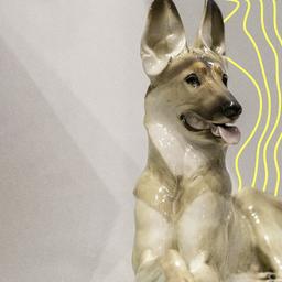 Eine Porzellanfigur eines Schäferhundes von der Porzellan Manufaktur Allach (PMA) ist in der Dauerausstellung 