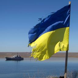 Eine ukrainische Flagge ist vor dem Marine-Landungsschiff "Konstantin Olshansky" zu sehen.