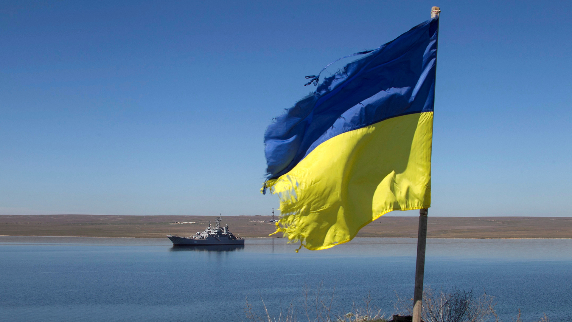 Eine ukrainische Flagge ist vor dem Marine-Landungsschiff "Konstantin Olshansky" zu sehen.