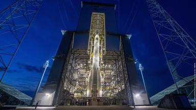 Testmodell der Trägerrakete Ariane 6 in der Abenddämmerung