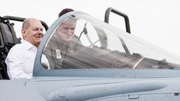 Olaf Scholz sitzt neben dem Piloten Steven R. im Cockpit eines Kampfflugzeugs vom Typ Eurofighter der Luftwaffe