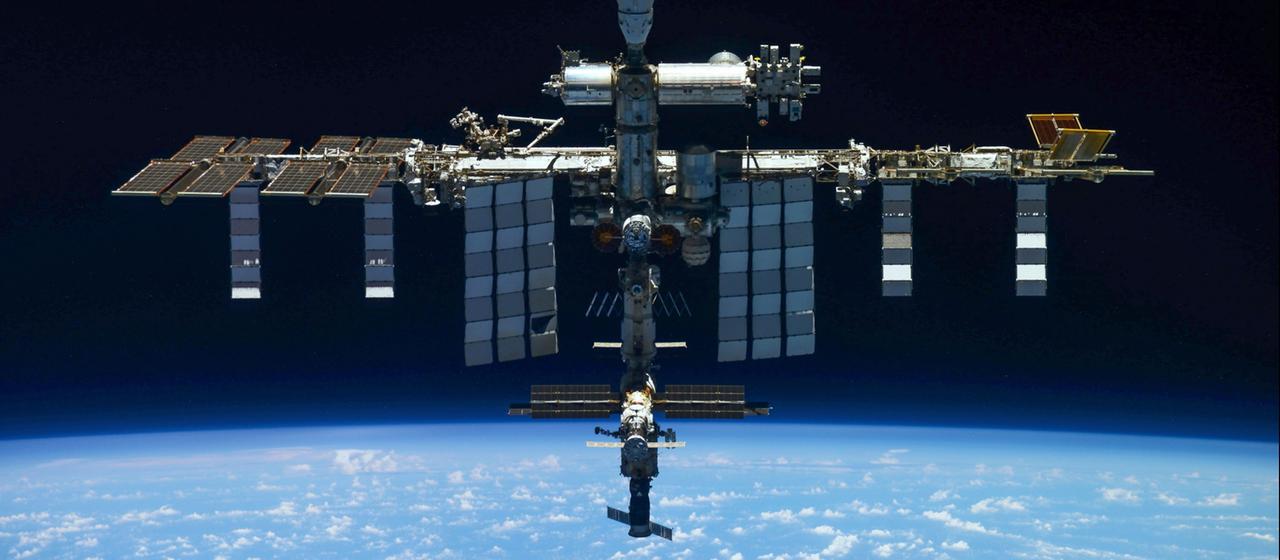 Die Internationale Raumstation ISS über der Erde (Archivbild)
