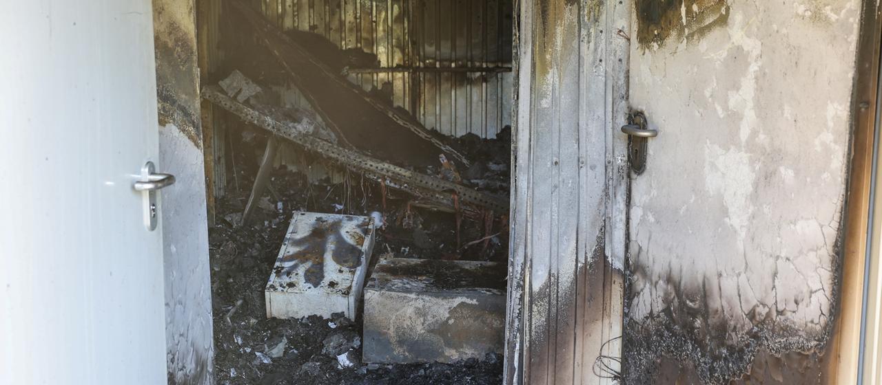 Nach einem Brand steht die Tür vom Stellwerk Gerwisch der Deutschen Bahn offen. 