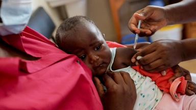 Ein Kleinkind erhält eine Impfung.