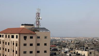Ein Mobilfunkmast ist auf einem Haus im Gazastreifen zu sehen.