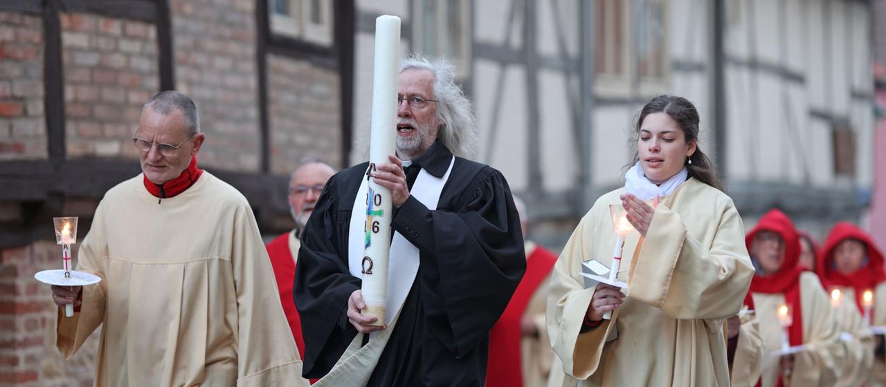Gläubige ziehen mit dem Osterlicht durch den Harzort Gernrode