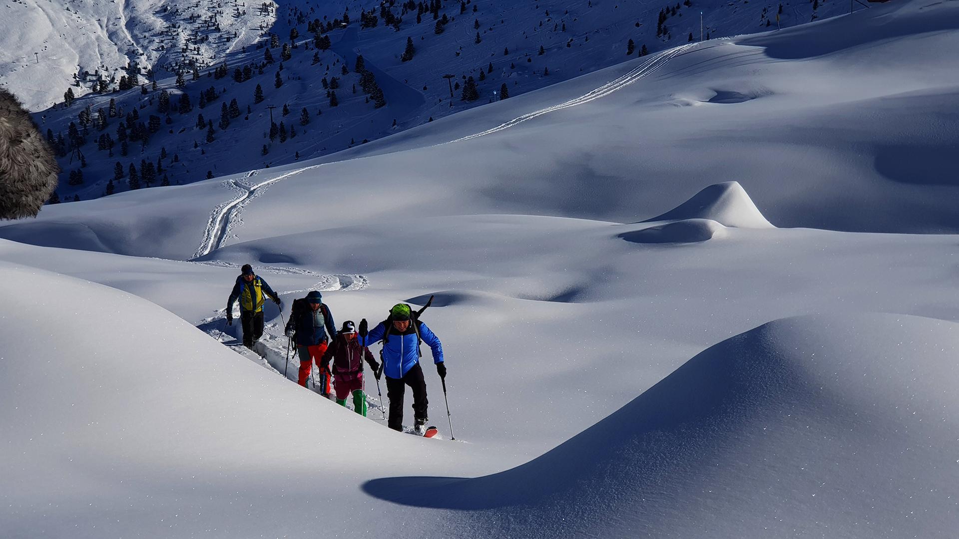 Georg Kronthaler mit Skitourengehern  | Jan Kerckhoff, BR