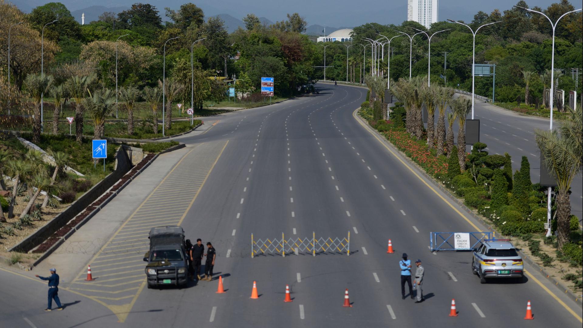 Polizisten bewachen einen Kontrollpunkt auf einer abgesperrten StraÃe in Islamabad am Sonntag, dem 19. April 2026. | AP