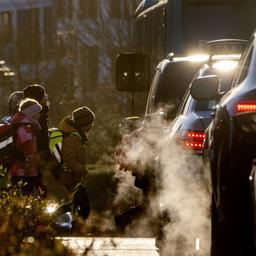Schulkinder neben einer befahrenen Straße