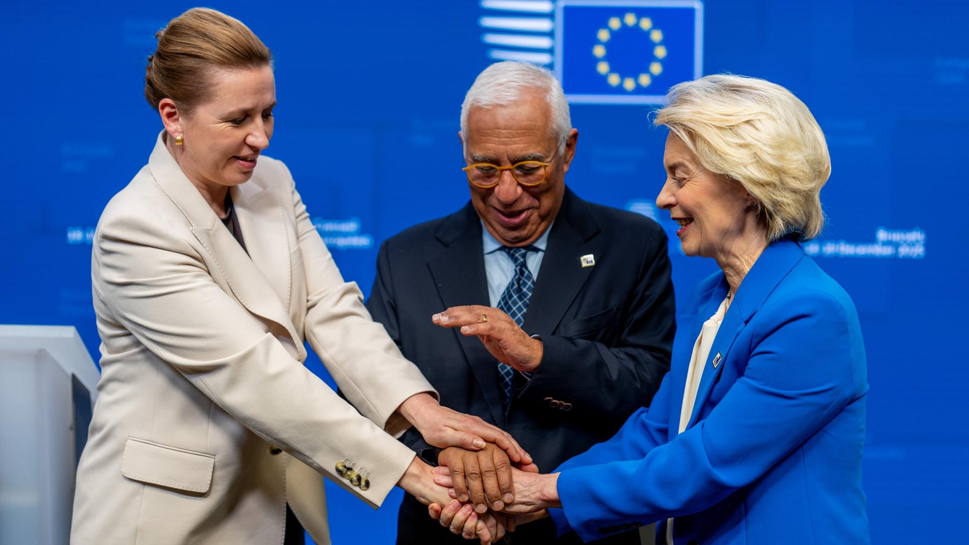 Ursula von der Leyen (r) steht neben Ant�nio Costa und Mette Frederiksen (l) bei der Pressekonferenz nach dem EU-Gipfel. | dpa