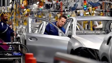 Mitarbeiter in der Fertigung im BMW Group Werk München. 