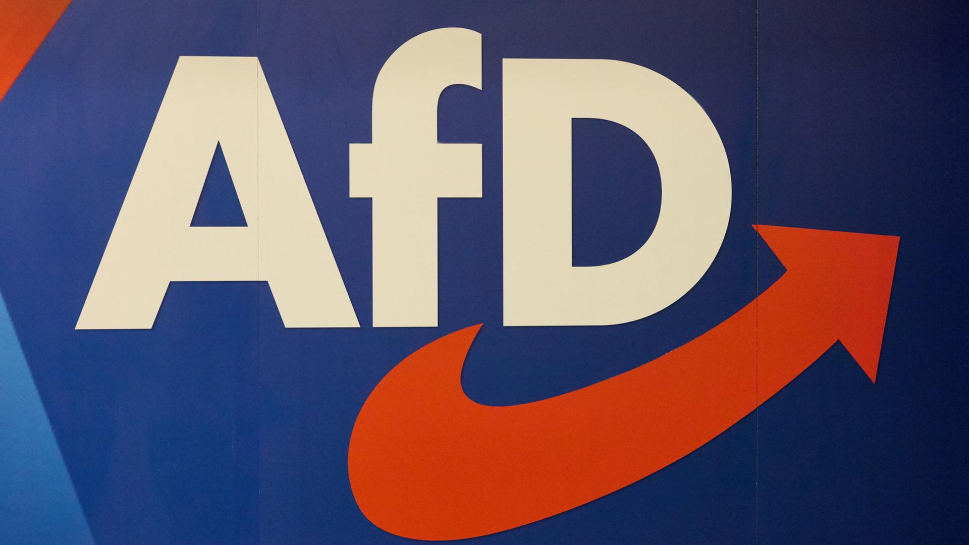 Das Logo der AfD ist auf dem Landesparteitag der AfD Hamburg im Bürgersaal Wandsbek zu sehen. | dpa