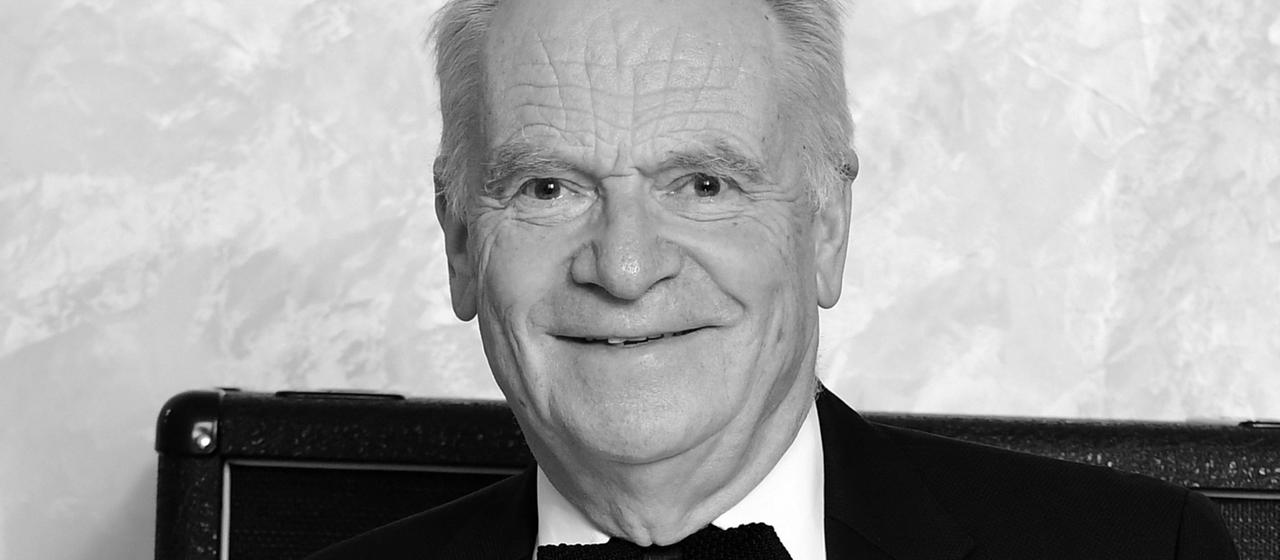 Eine Schwarz-Weiß-Aufnahme des Autors Jeffrey Archer (Foto vom 13.10.2017).