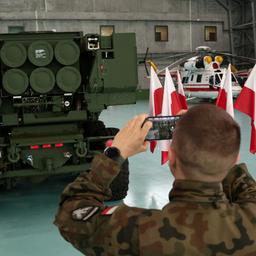 Ein polnischer Soldat macht ein Foto von dem ersten HIMARS-Raketensystem, das im Mai 2023 an Polen geliefert wurde.