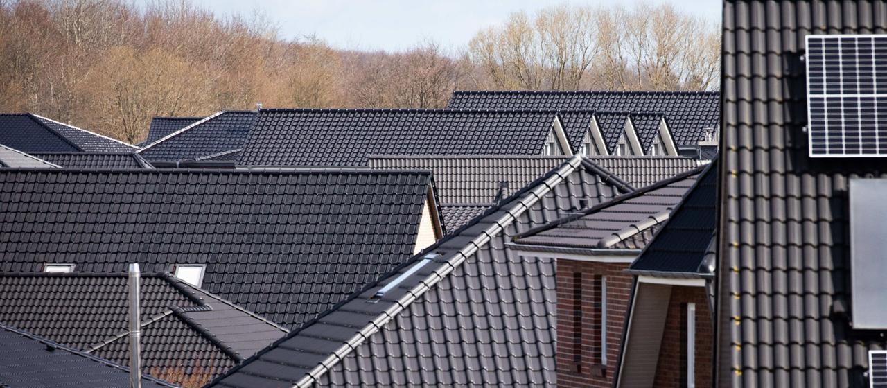 Wohnsiedlung mit Einfamilienhäusern und Doppelhäusern in einem Wohngebiet am Rande von Schleswig.