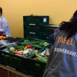 Eine Mitarbeiterin der Bremerhavener Tafel bereitet in Bremerhaven Obst und Gemüse zur Verteilung vor(Archivbild)