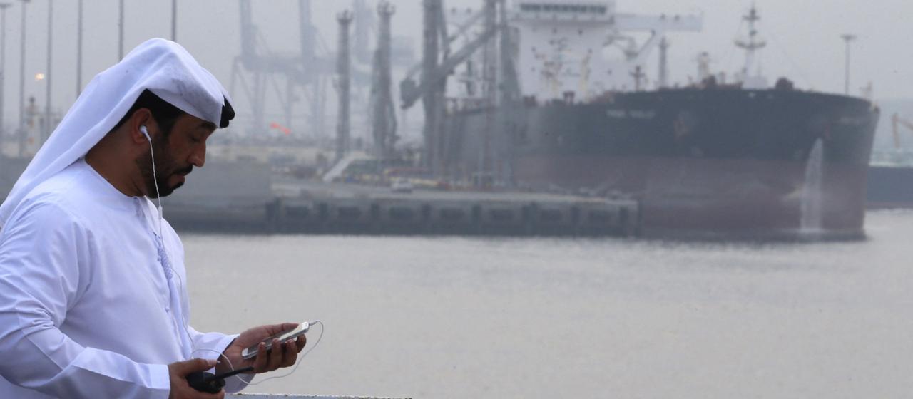 Ein Mann steht beim Ölhafen von Fudschaira.