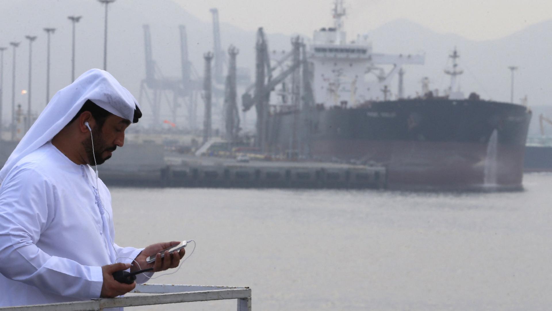 Ein Mann steht beim Ölhafen von Fudschaira. | Karim SAHIB / AFP