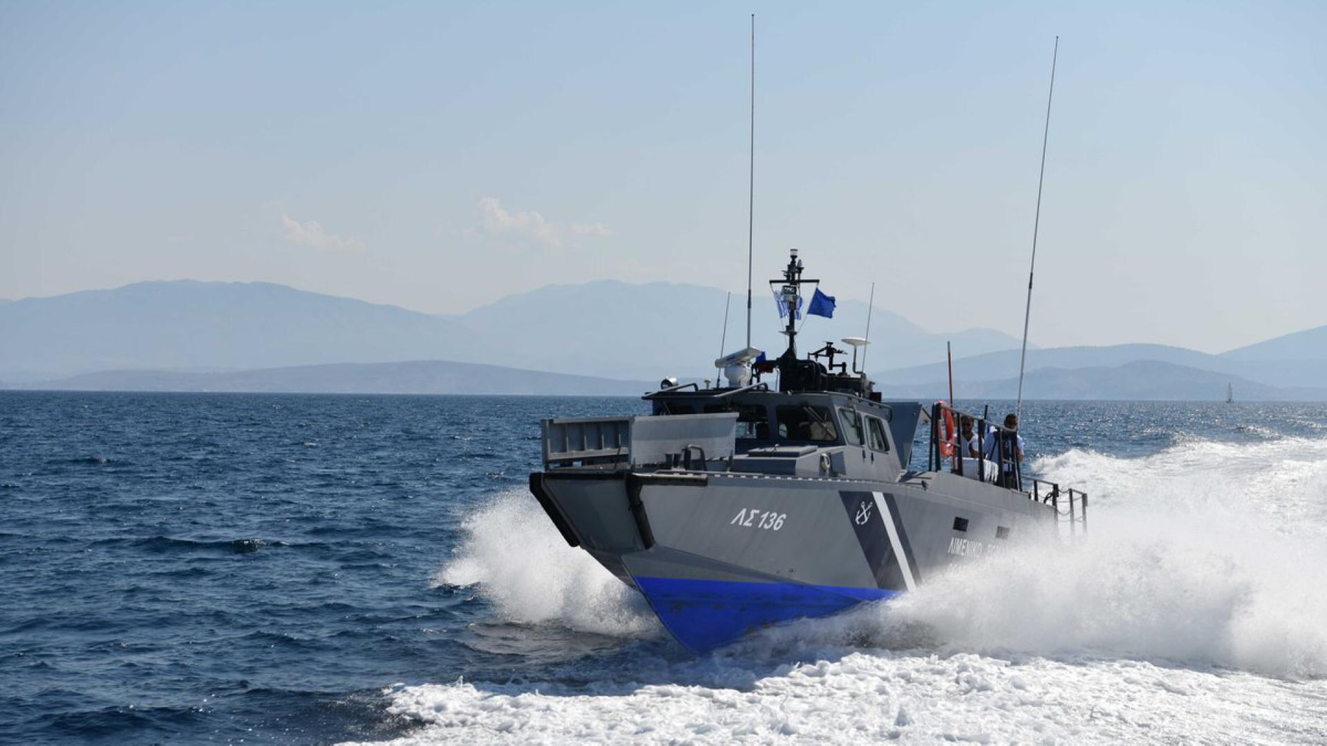 Ein Boot der griechischen Küstenwache vor Kreta (Archivbild).  | dpa