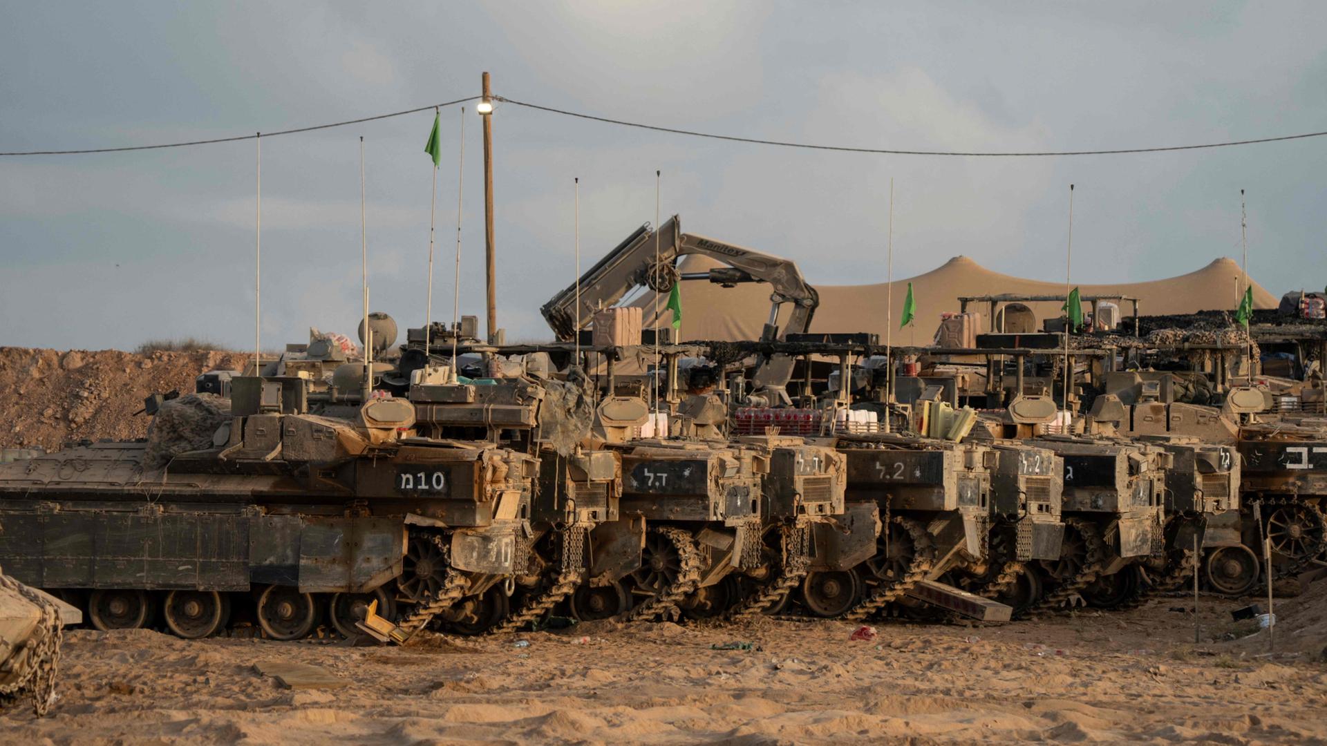 Israelische Artillerie auf der israelischen Seite der Grenze zum Gazastreifen | AFP