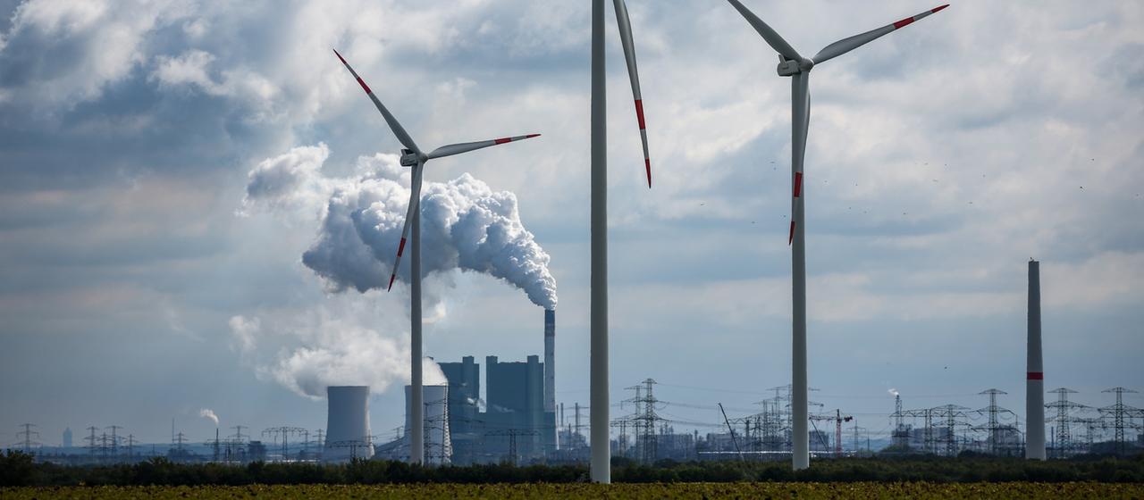 Windräder vor einem Kohlekraftwerk in Sachsen-Anhalt.