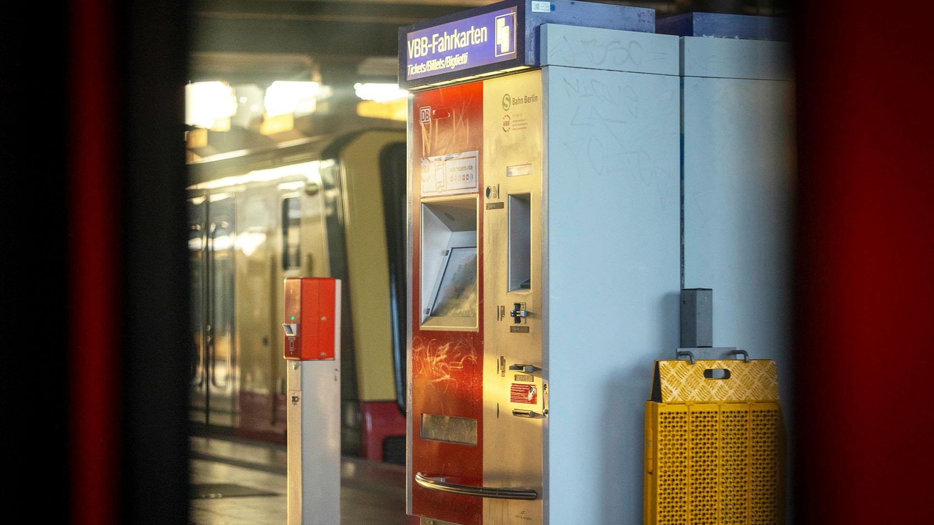 Fahrkartenautomat und Entwerter am S-Bahnsteig in Berlin. (Quelle: dpa/Elsner) | dpa/Elsner