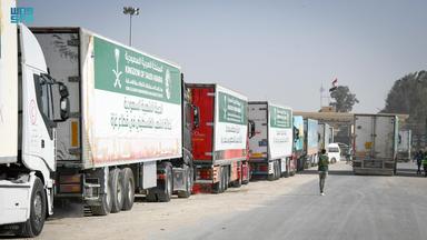 Lastwagen mit Hilfsgütern stehen am Grenzübergang Rafah in Richtung Gazastreifen.