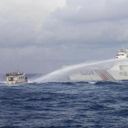 Ein Schiff der chinesischen Küstenwache setzt Wasserwerfer gegen ein philippinisches Versorgungsboot ein