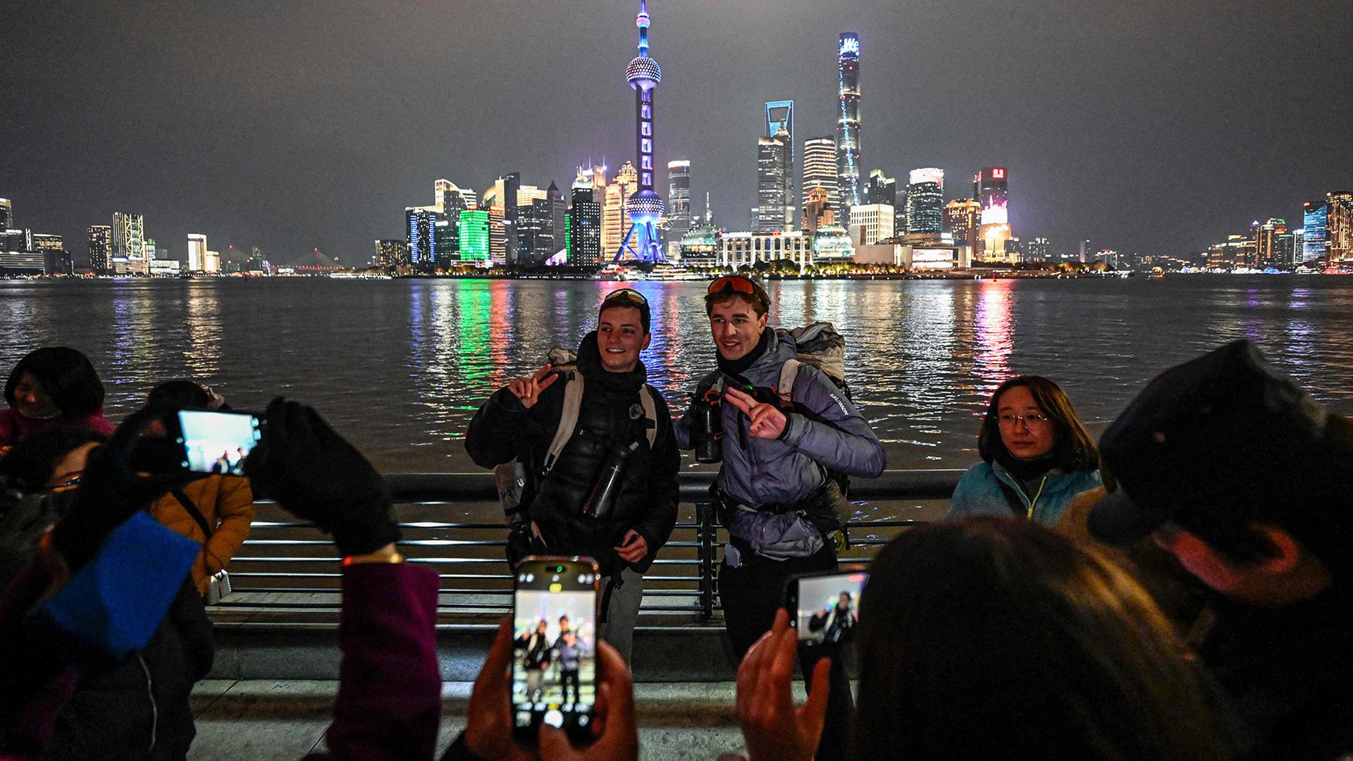Benjamin Humblot und Loic Voisot und posieren in Shanghai auf der Bund-Promenade fÃ¼r Fotos. | AFP