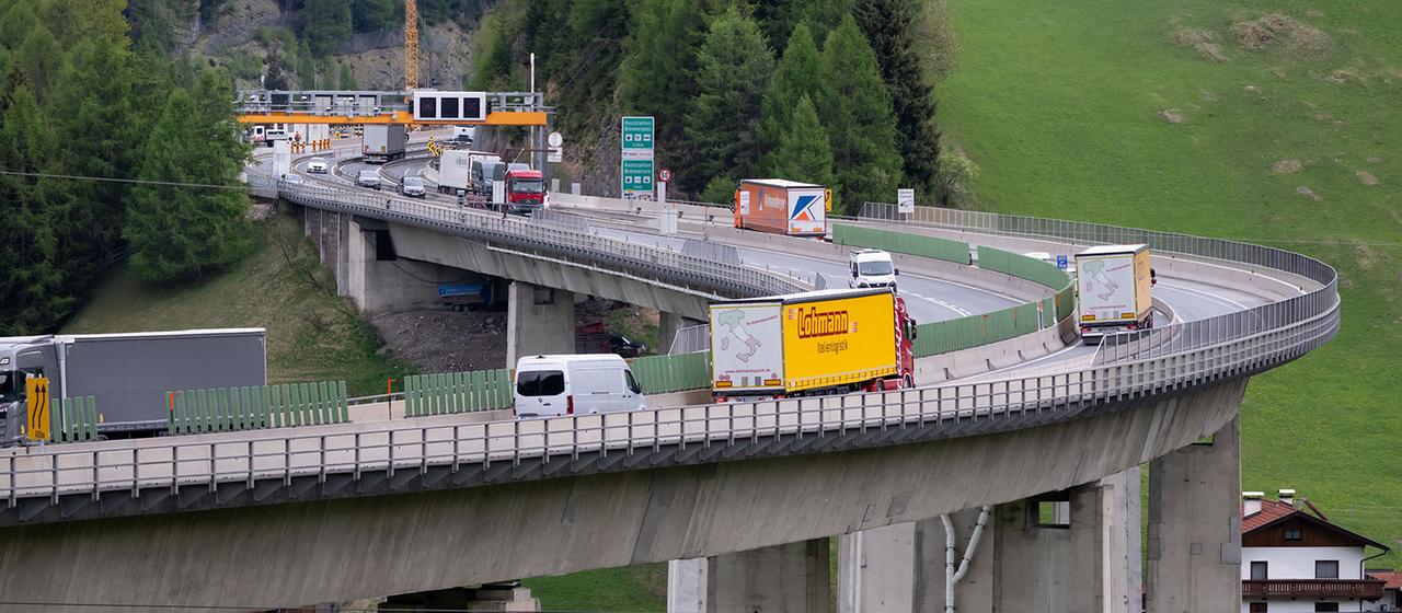 Autos und Lkw fahren über den Brenner (Brennerautobahn A13).