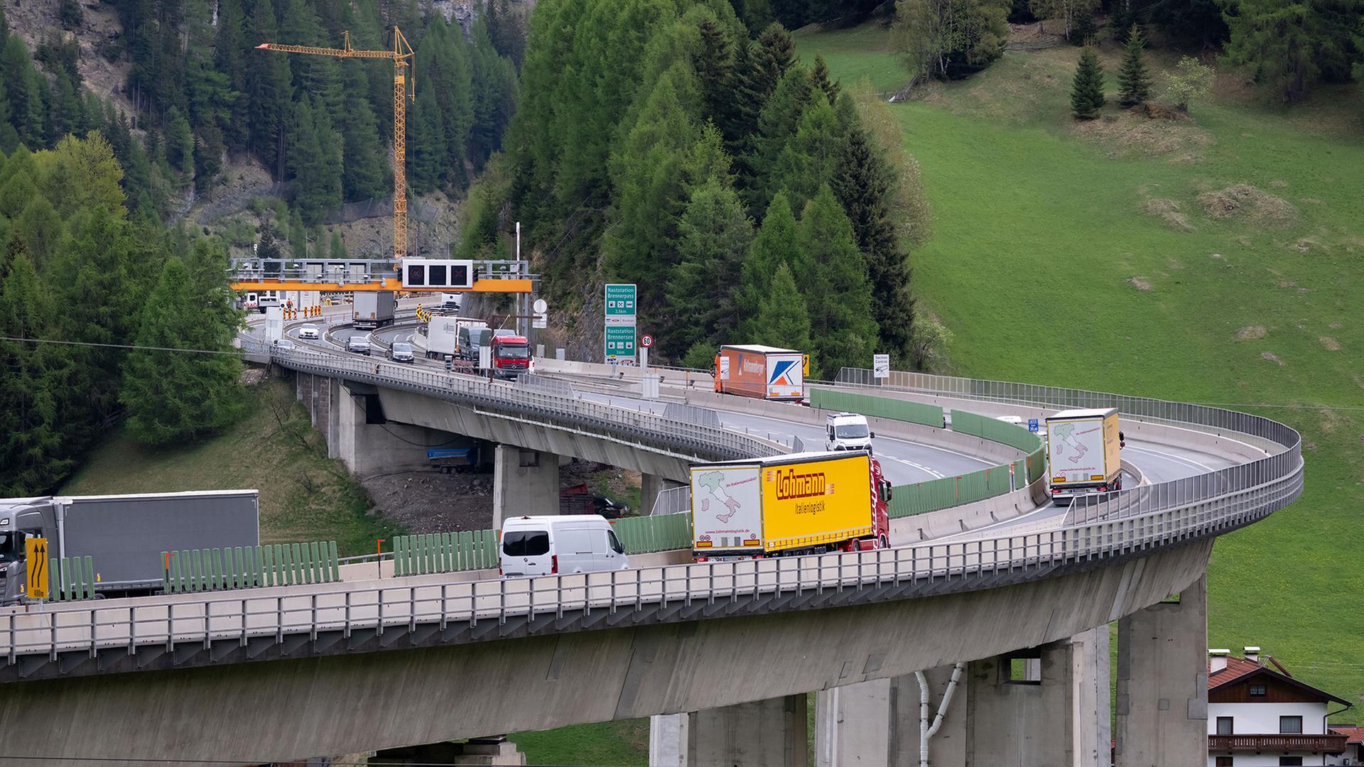 Autos und Lkw fahren über den Brenner (Brennerautobahn A13). | Sven Hoppe/dpa