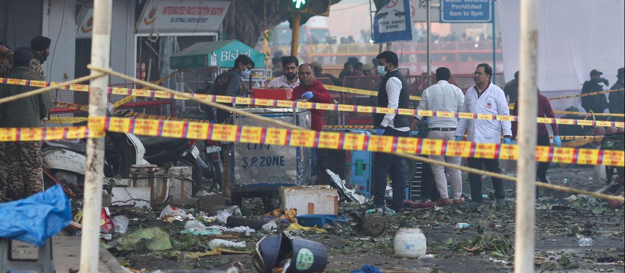 Sicherheitskräfte stehen am Ort der Explosion in Delhi