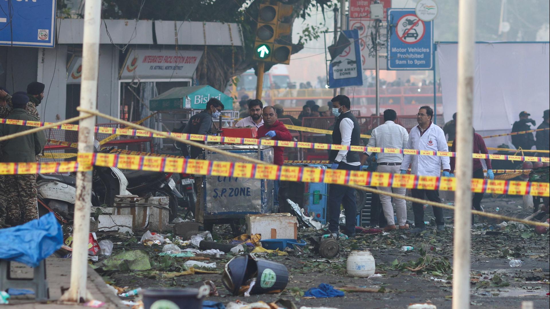Sicherheitskräfte stehen am Ort der Explosion in Delhi | REUTERS
