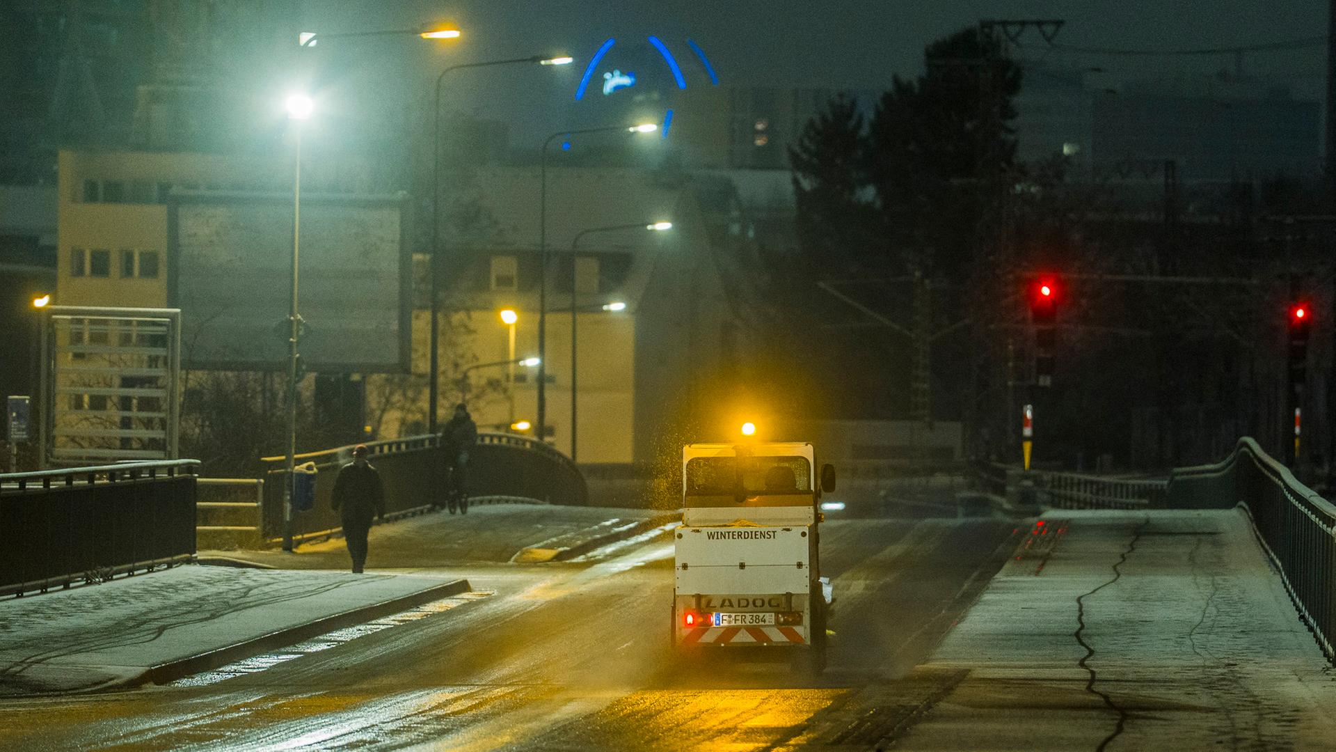Ein Winterdienstfahrzeug ist in der Frankfurter Innenstadt unterwegs.  | dpa