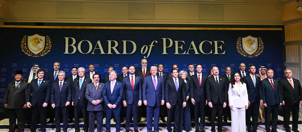 Gruppenfoto unter dem Schriftzug "BOARD of PEACE"