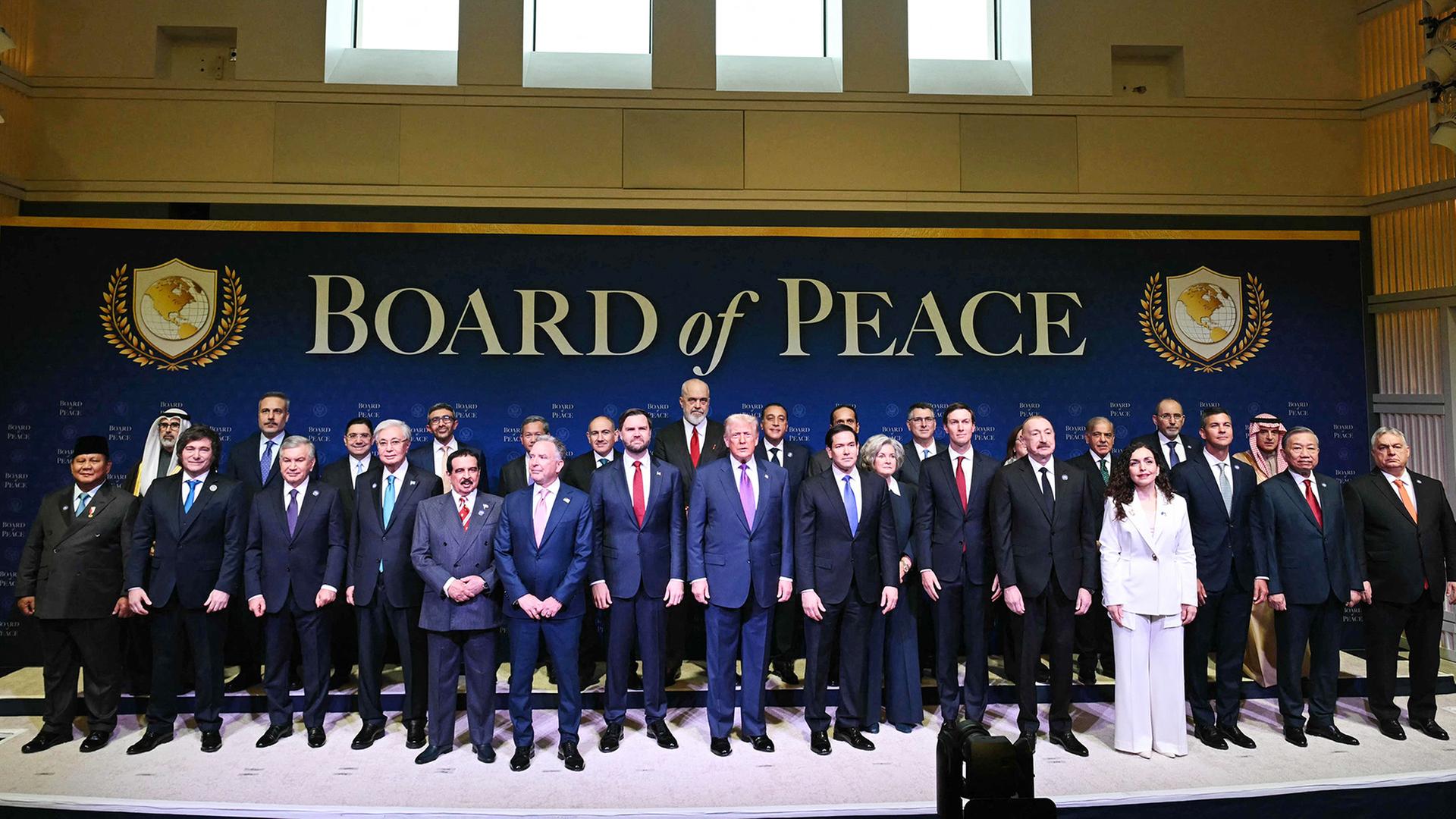 Gruppenfoto unter dem Schriftzug 