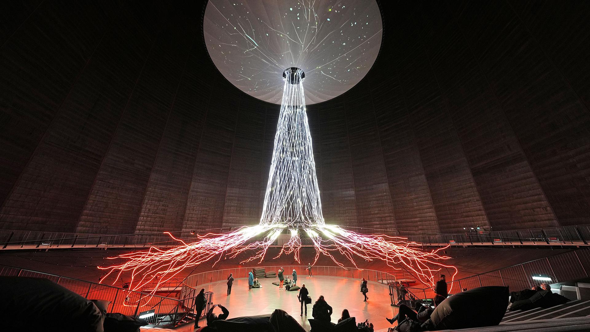 Besucher betrachten die Licht- und Klanginstallation âThe Treeâ im Gasometer. | AP