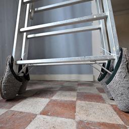 Filzpantoffeln an einer Leiter schützen den Fußboden im Westflügel von Schloss Heidecksburg.