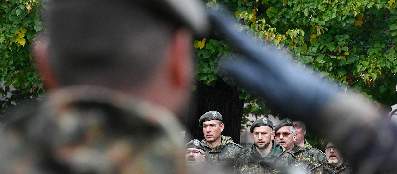 Soldaten und Soldatinnen der Bundeswehr | dpa Soldaten und Soldatinnen der Bundeswehr