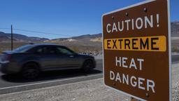 Ein Schild warnt vor extremer Hitze im Death Valley National Park, Kalifornien.