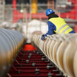 Arbeiter bauen Gas-Pipelines für den geplanten LNG-Flüssiggas-Schwimmterminal in Brunsbüttel in Schleswig-Holstein zusammen.