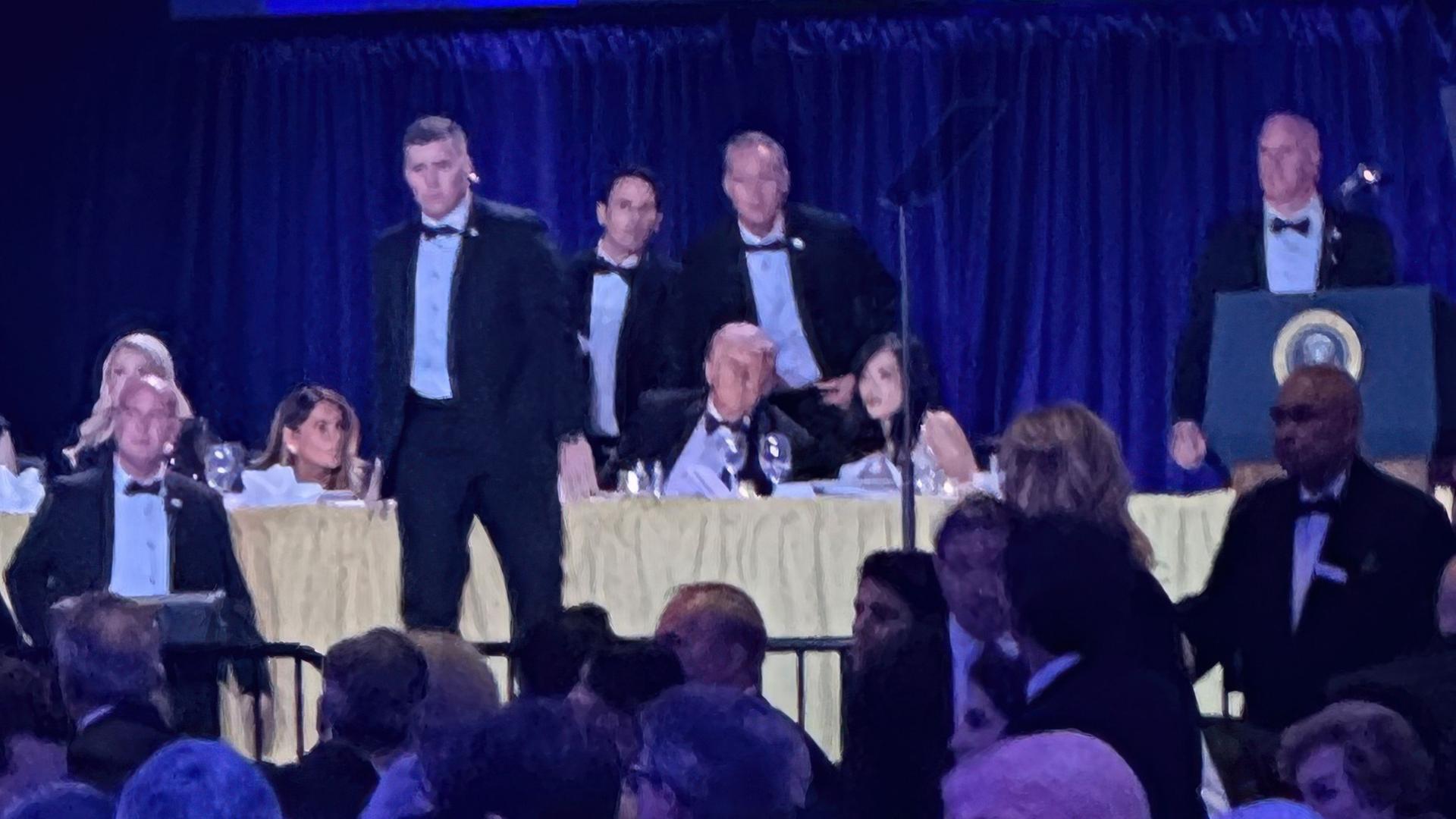 US-Geheimdienstmitarbeiter umringen Donald Trump während des White House Correspondents Dinner | AP