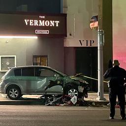 Ein beschädigtes Auto auf dem Santa Monica Boulevard in Los Angeles