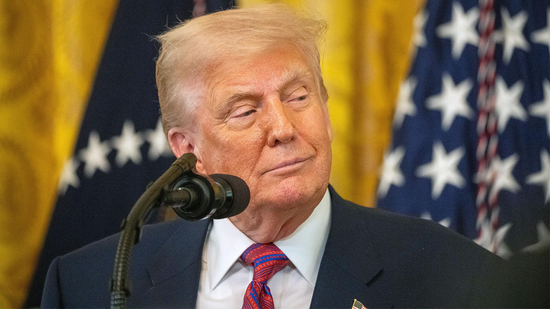 Donald Trump bei der Unterzeichnung des Genius Act. Dieses Gesetz wird Stablecoins regulieren. | picture alliance / ZUMAPRESS.com